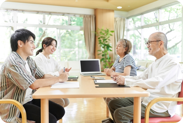 親族で話し合う様子
